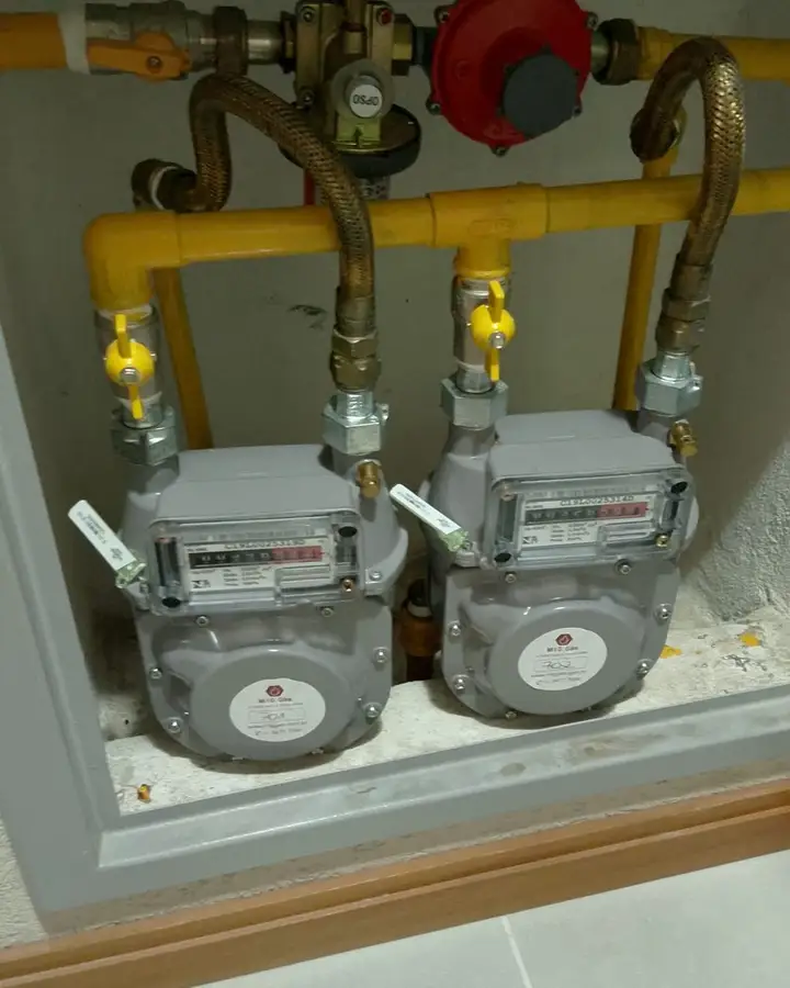 Medidores de gás com tubulação amarela instalados em abrigo