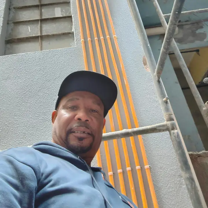 Fundador da RCA em obra, ao lado de tubulação de gás amarela